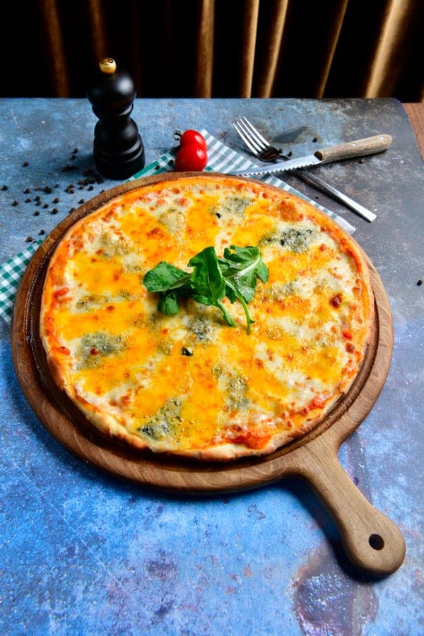 Dört Peynirli Pizza
