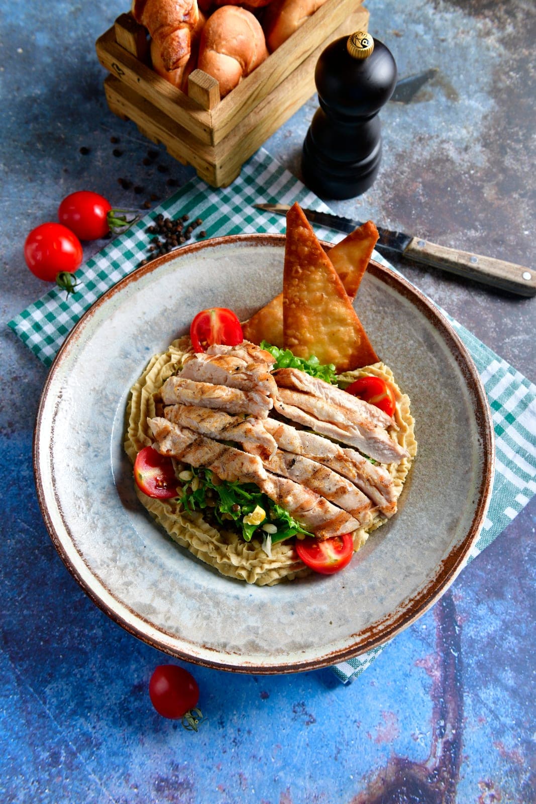 Humuslu Kinoa Izgara Tavuk Salata