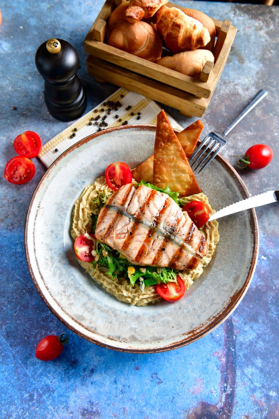 Humuslu Kinoa Somon Salata